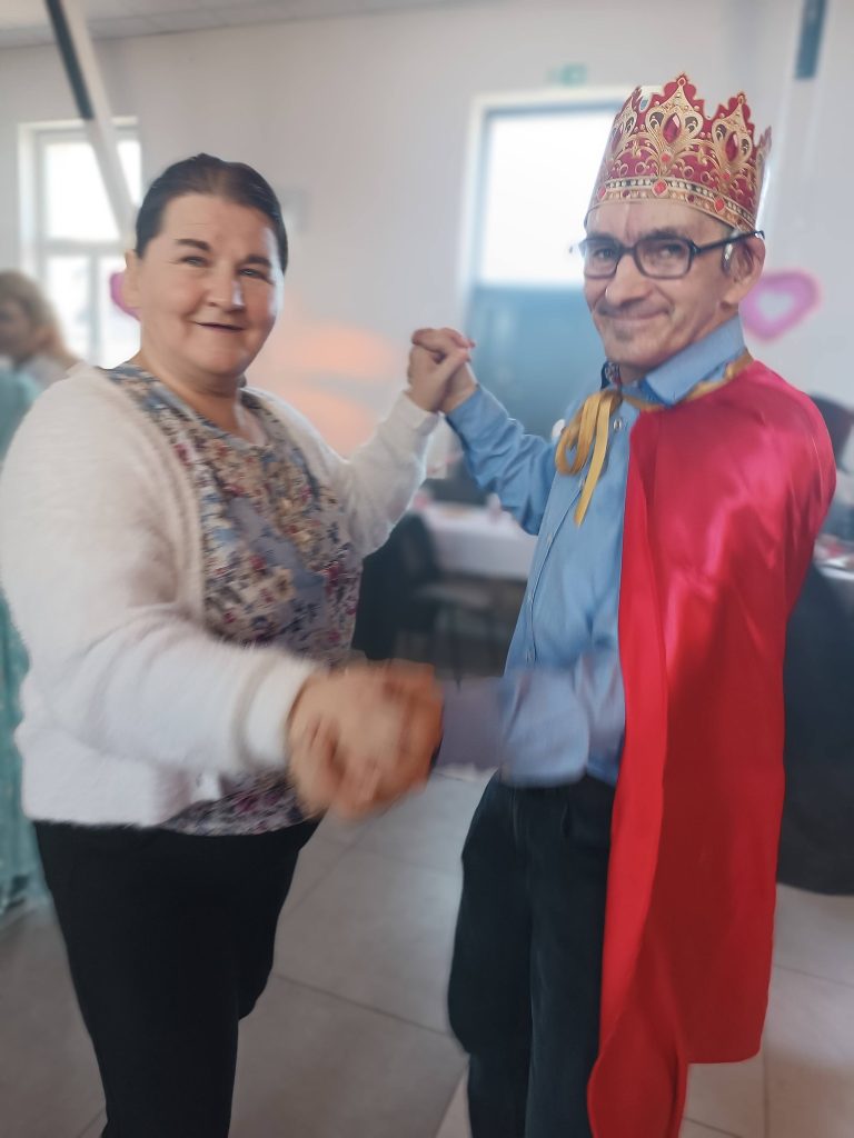 podopieczni tańczą podczas zabawy karnawałowej