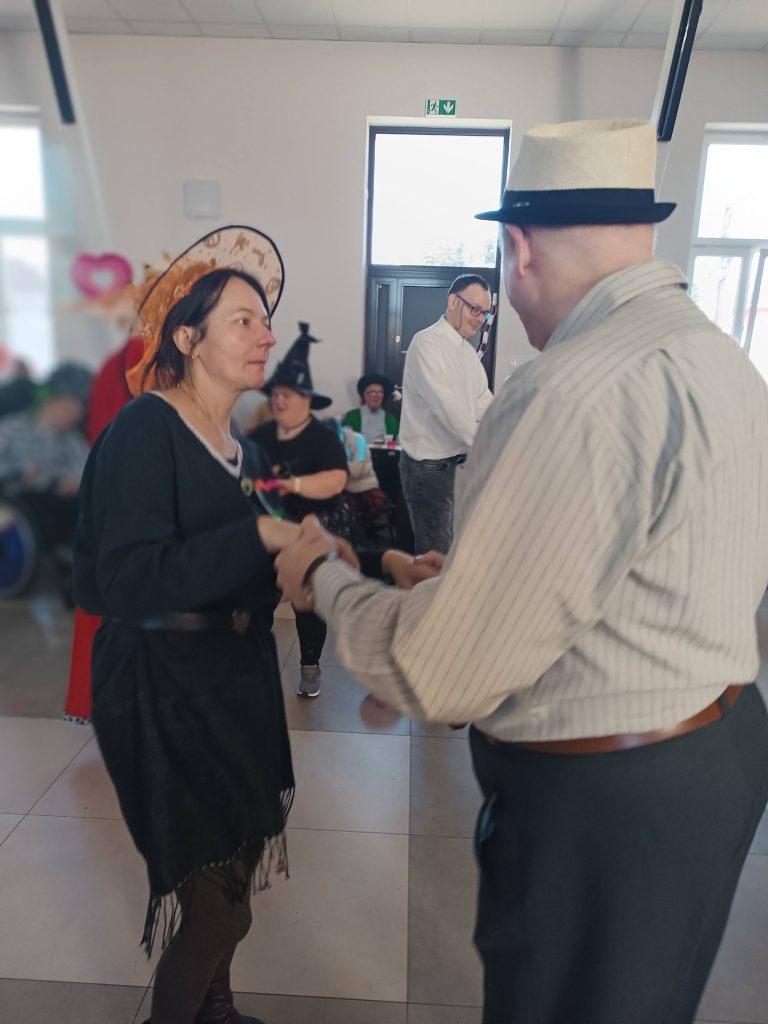 podopieczni tańczą podczas zabawy karnawałowej