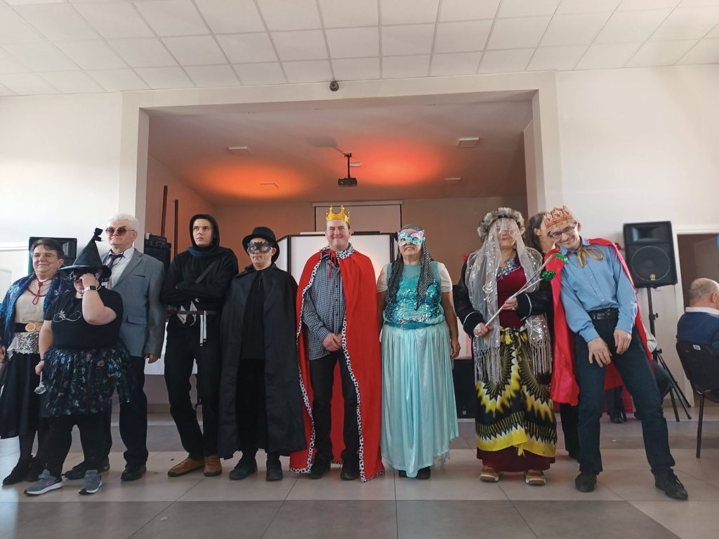 grupa osób prezentuje swoje stylizacje karnawałowe