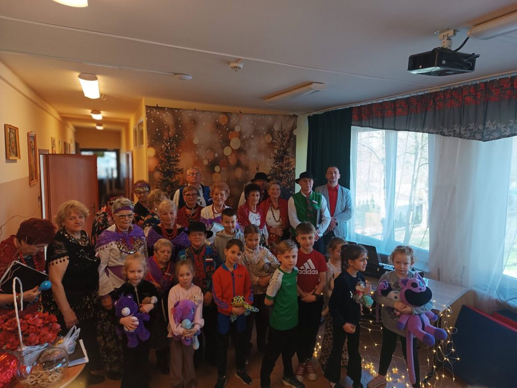 zdjęcie grupowe Chóru wraz z dziećmi z PWD i podopiecznymi ŚDS