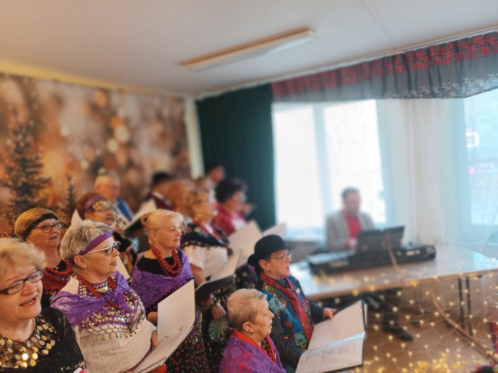 zdjęcie grupowe chóru Złota Jesień podczas występu w ŚDS