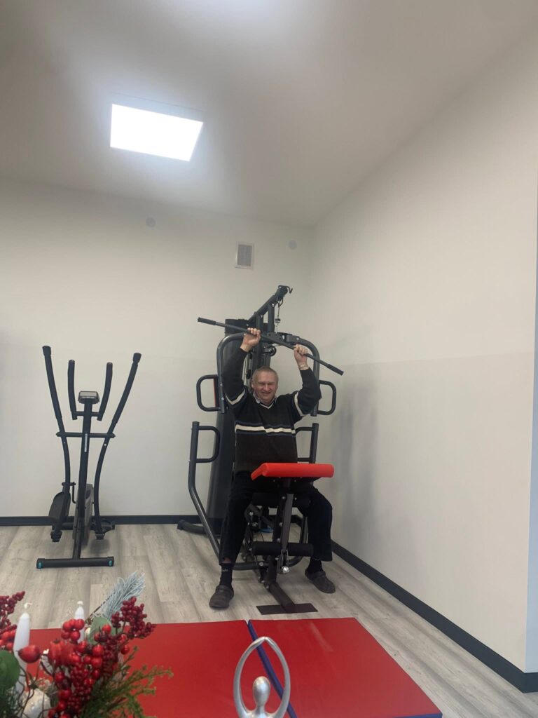 Podopieczny ćwiczy na atlasie