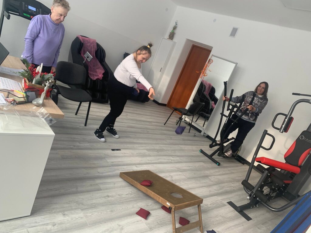 Podopieczne ćwiczą podczas zajęć rehabilitacyjnych