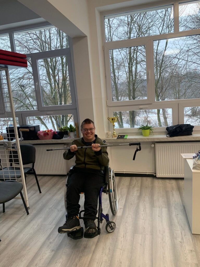 Podopieczny ćwiczy podczas zajęć rehabilitacyjnych