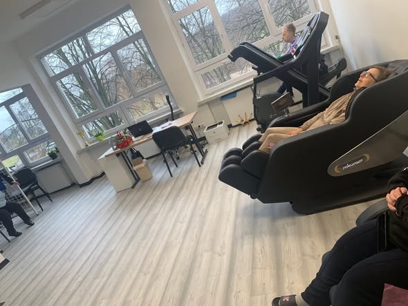 Podopieczne ćwiczą podczas zajęć rehabilitacyjnych