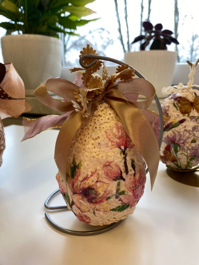 ozdobne jajko wielkanocne wykonane metodą decoupage