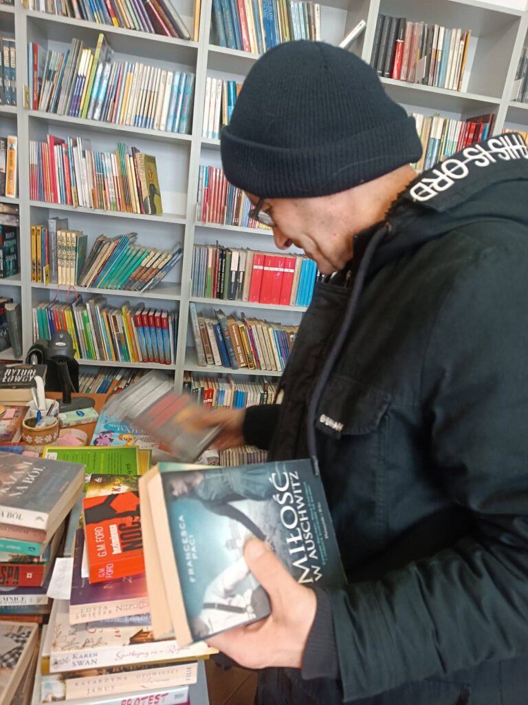 Podopieczny przegląda zbiory biblioteczne