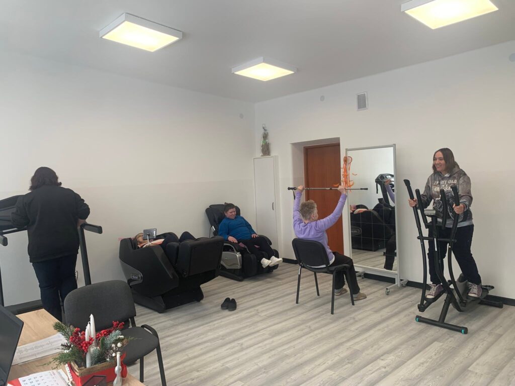 Podopieczne ćwiczą podczas zajęć rehabilitacyjnych