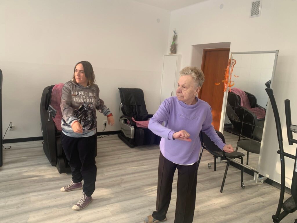 Podopieczne ćwiczą podczas zajęć rehabilitacyjnych