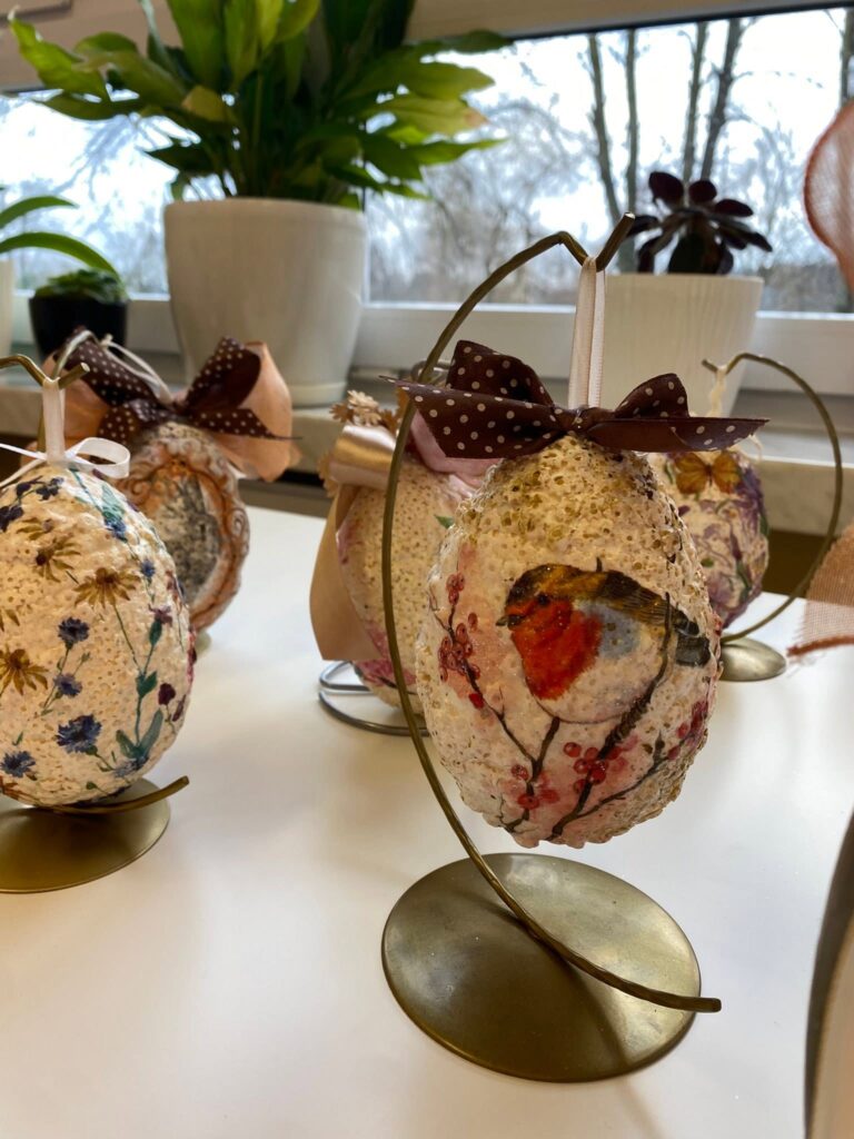 ozdobne jajka wielkanocne wykonane metodą decoupage