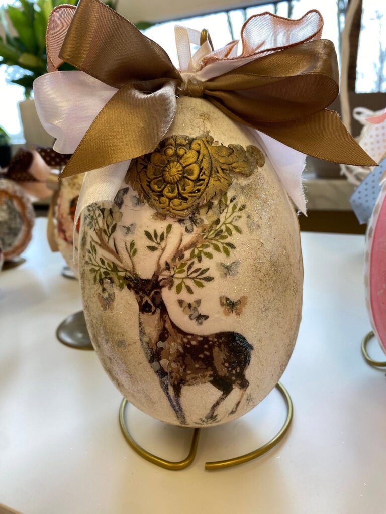 ozdobne jajka wielkanocne wykonane metodą decoupage