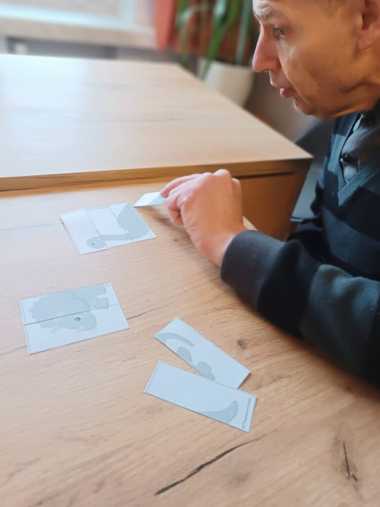 Podopieczny układa papierową rozsypankę