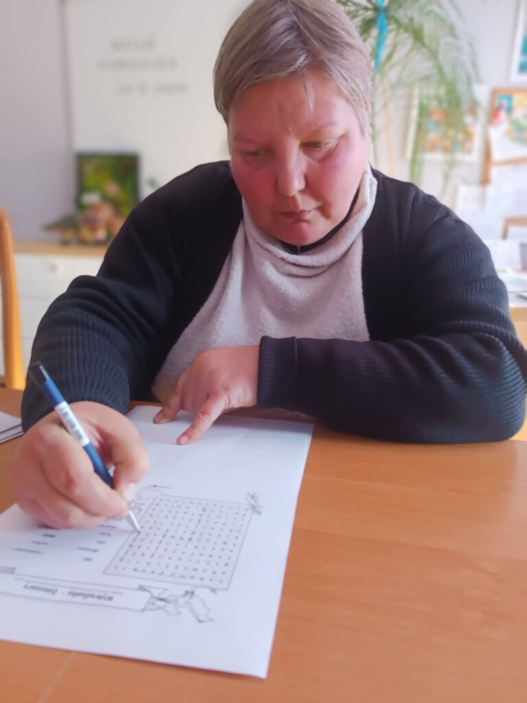 Podopieczna rozwiązuje zadania tematyczne