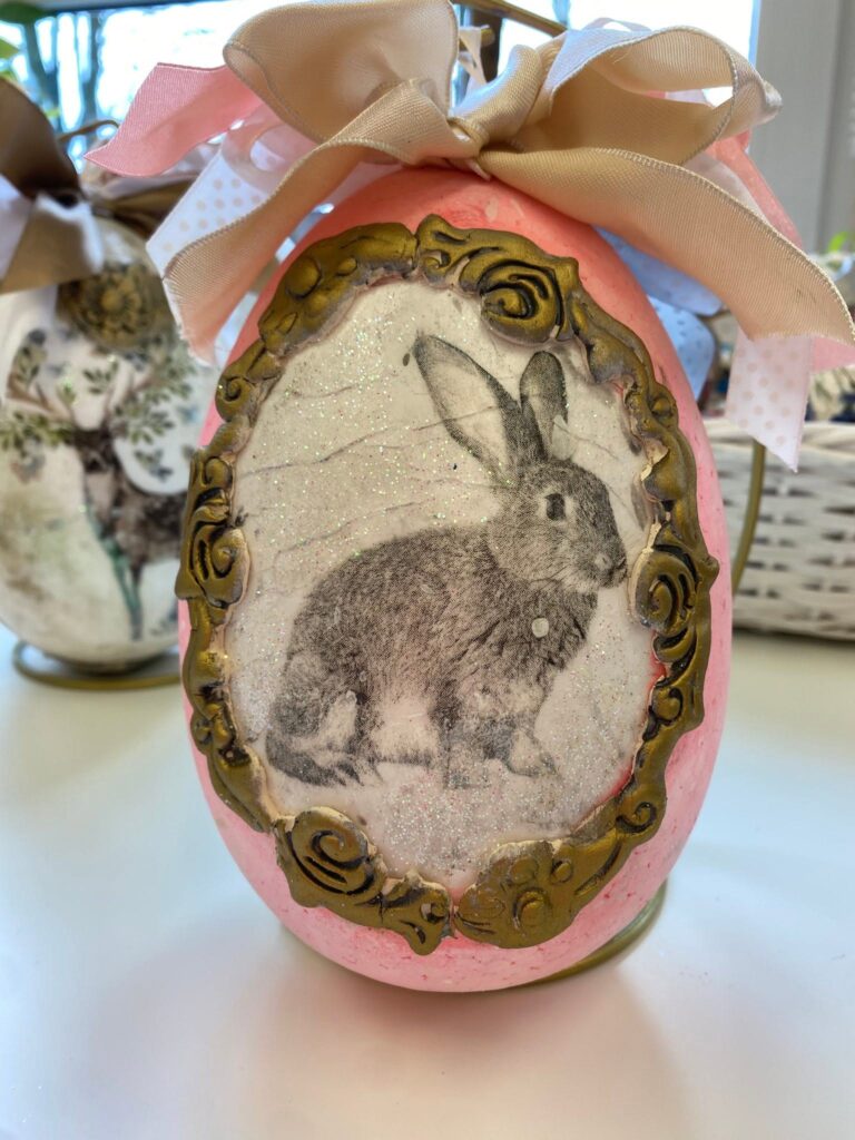 ozdobne jajka wielkanocne wykonane metodą decoupage