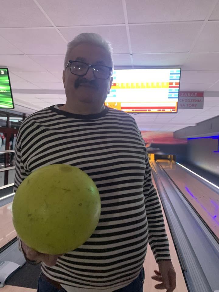 Podopieczny trzyma kulę do kręgli