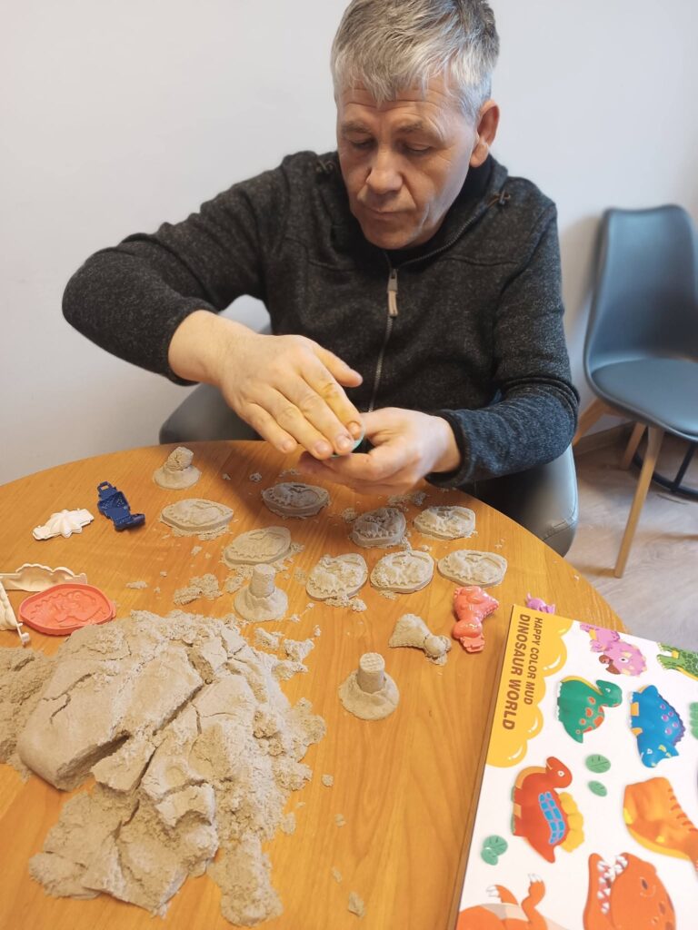 Podopieczny odbija kształty w piasku kinetycznym
