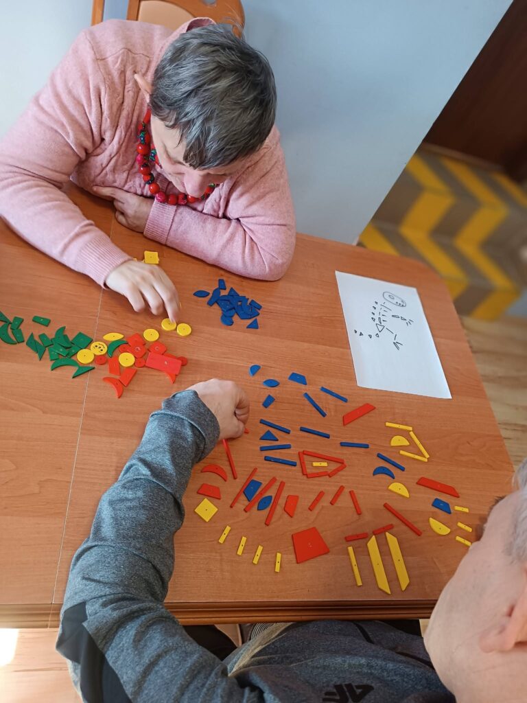 Podopieczni układają wzory z klocków drewnianych