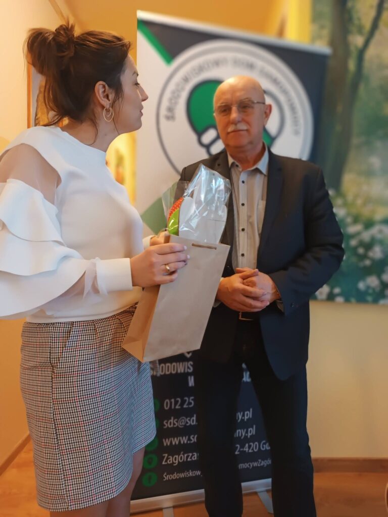 Pani Dyrektor wręcza upominek artyście