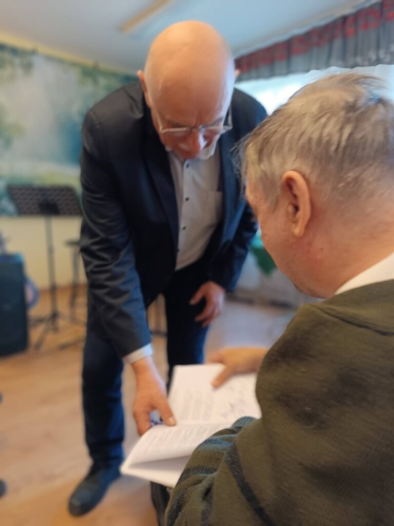 Artysta pokazuje swój tomik podopiecznemu