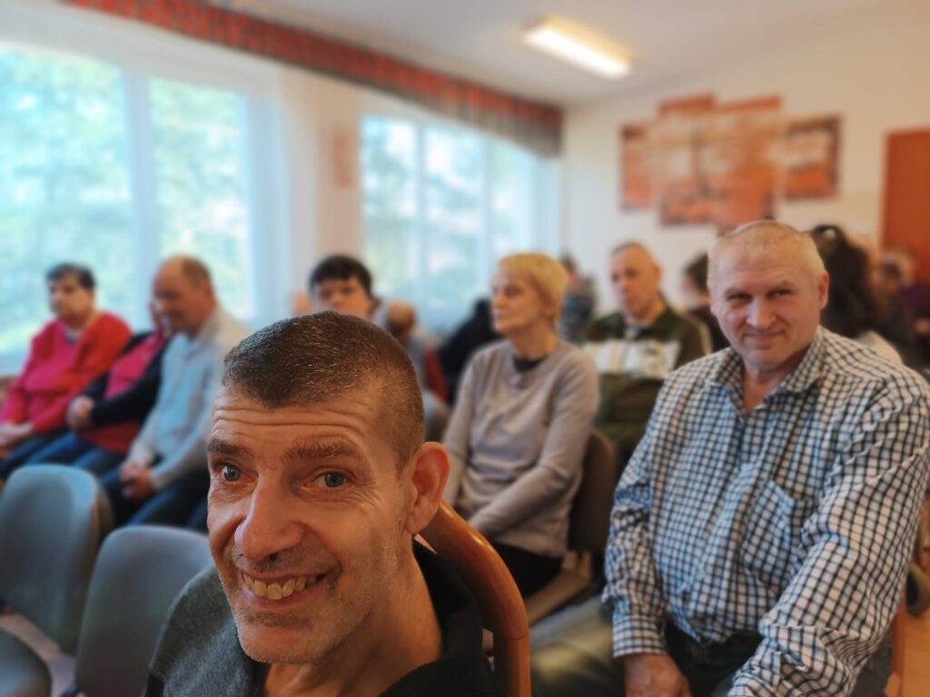 grupa podopiecznych uczestnicząca w spotkaniu autorskim