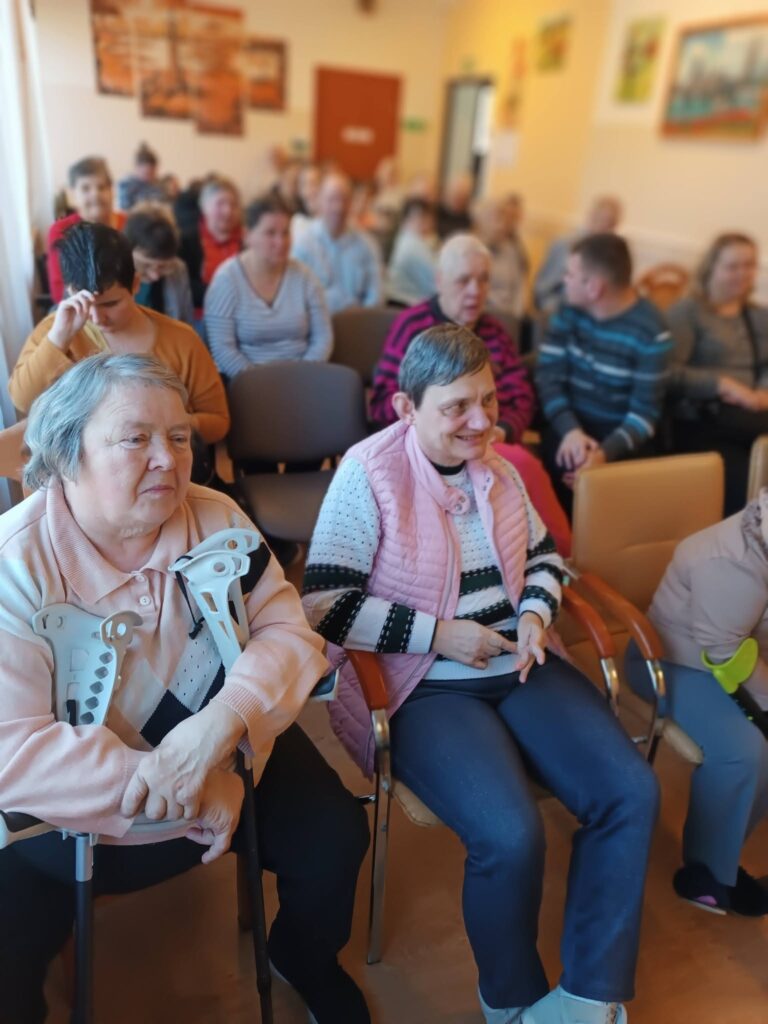 grupa podopiecznych uczestnicząca w spotkaniu autorskim