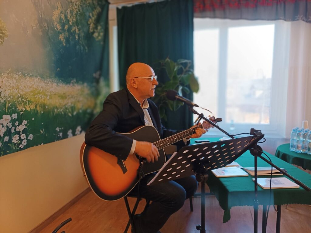 Artysta gra na gitarze