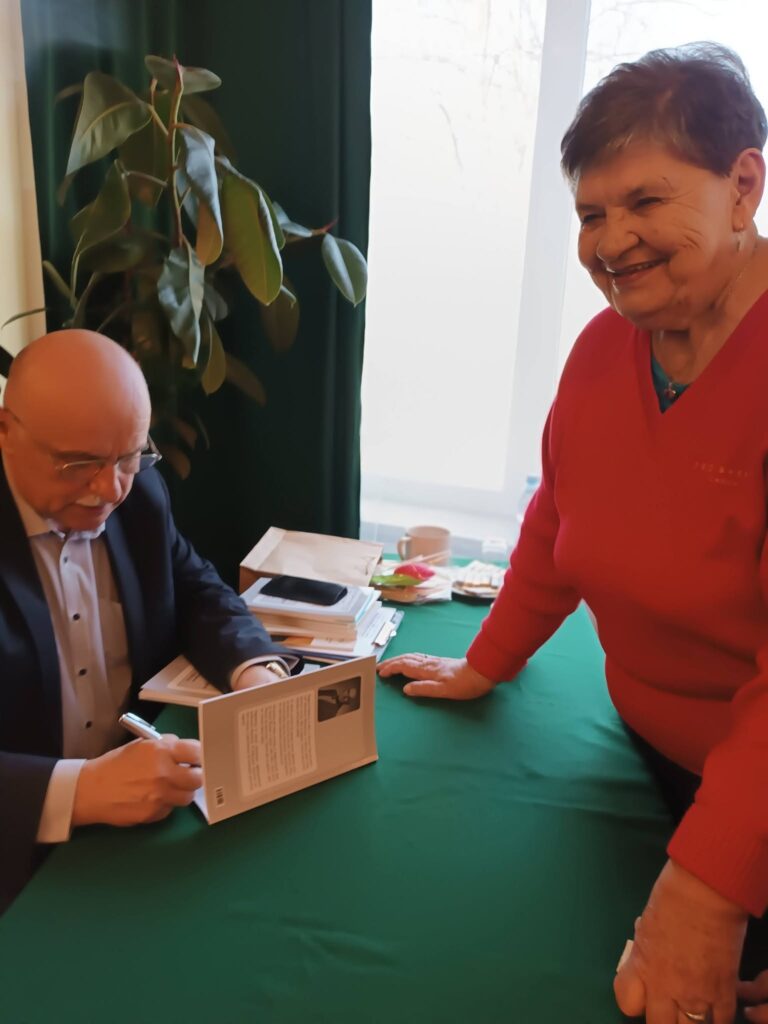 Pan Zbigniew Pikuła podpisuje książki fanom