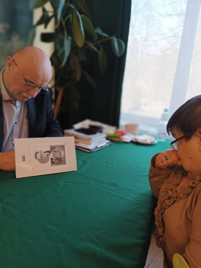 Pan Zbigniew Pikuła podpisuje książki fanom