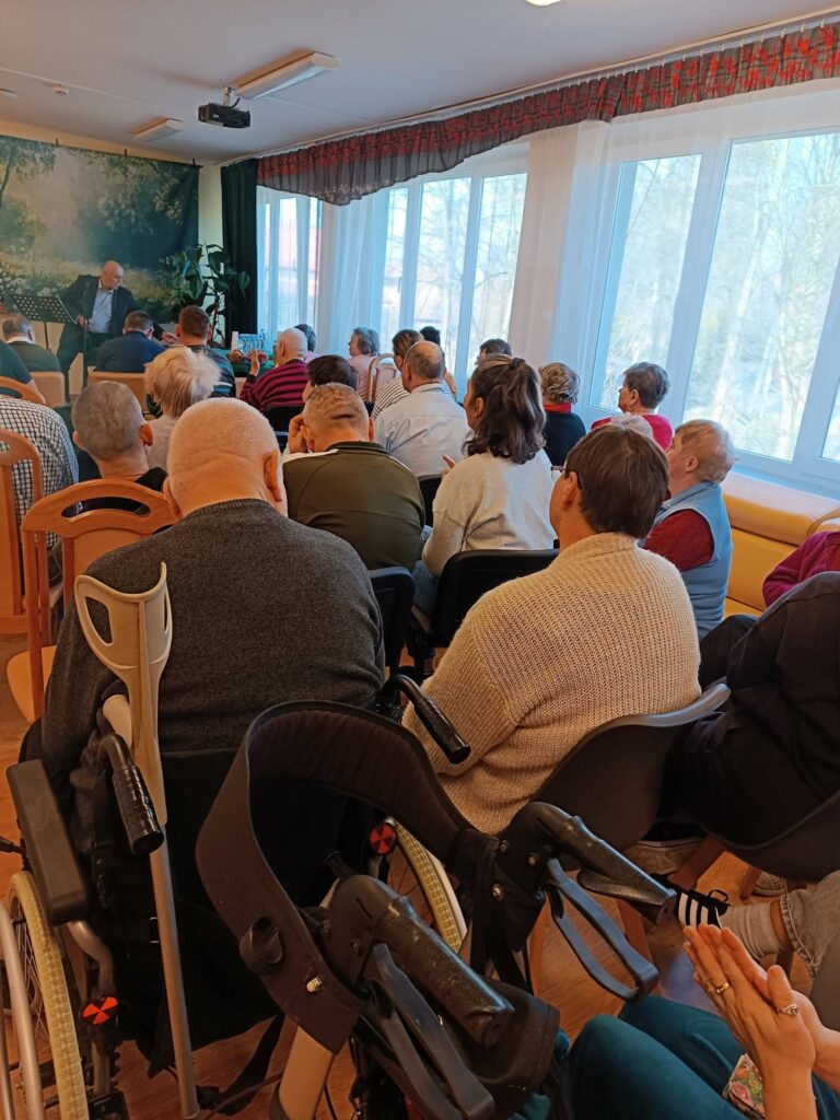 grupa podopiecznych uczestnicząca w spotkaniu autorskim