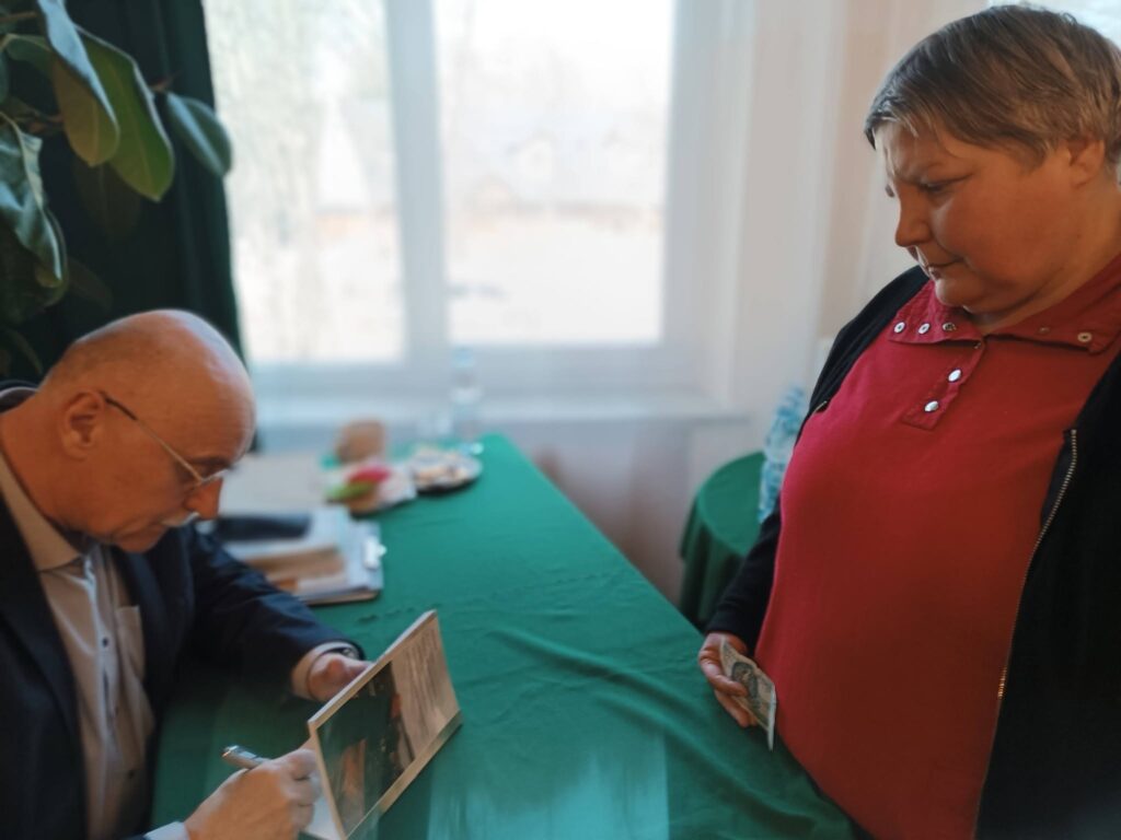 Pan Zbigniew Pikuła podpisuje książki fanom