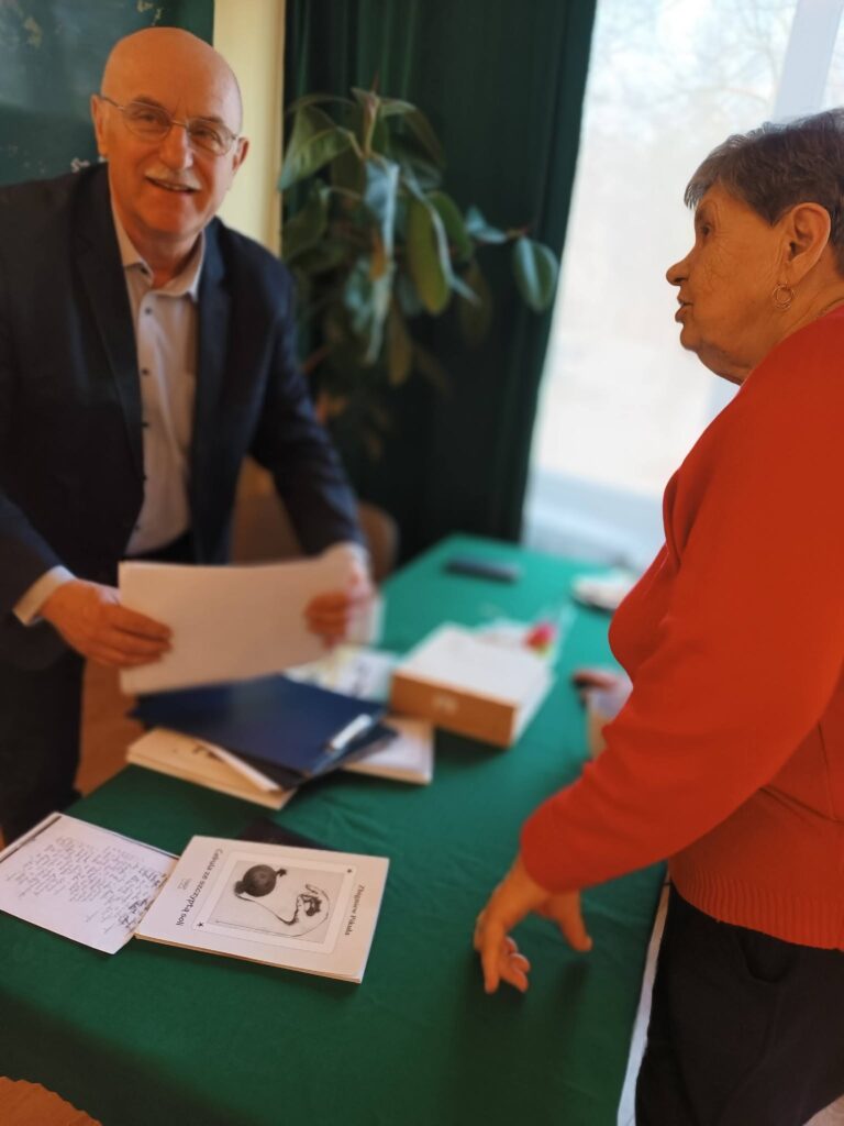 Pan Zbigniew Pikuła podpisuje książki fanom