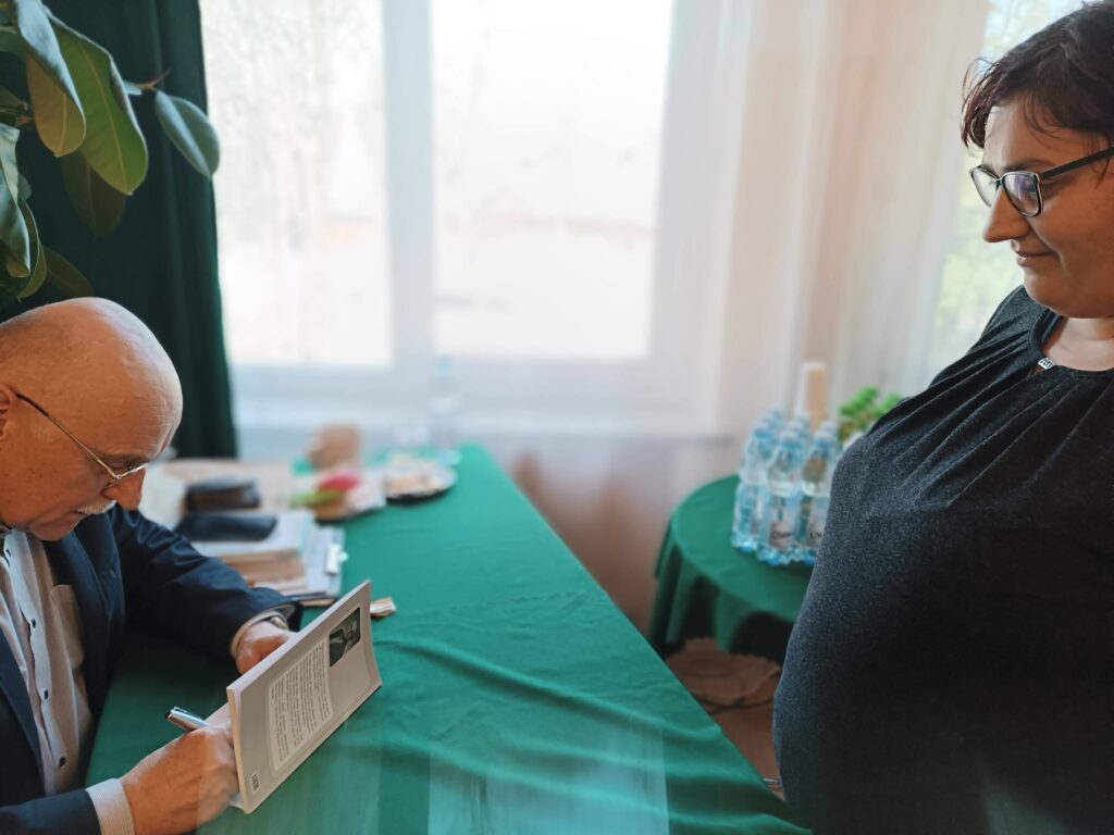Pan Zbigniew Pikuła podpisuje książki fanom