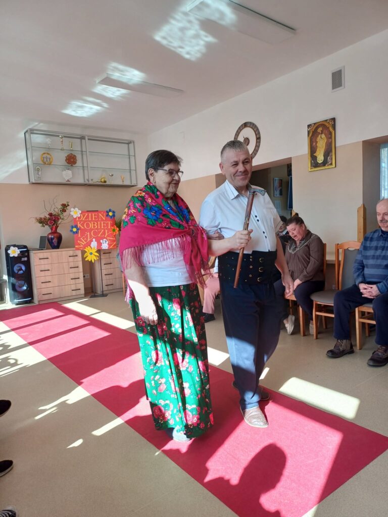 Podopieczni uczestniczą w pokazie mody