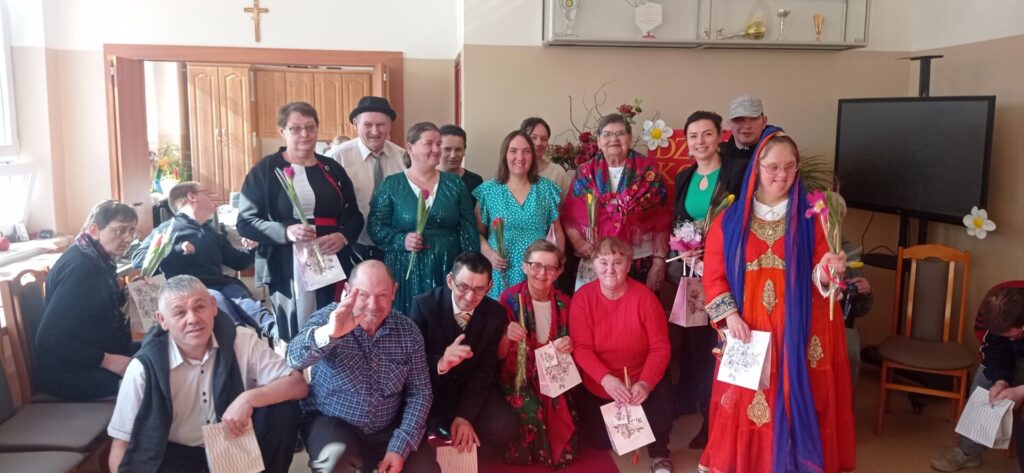 zdjęcie grupowe osób biorących udział w pokazie mody