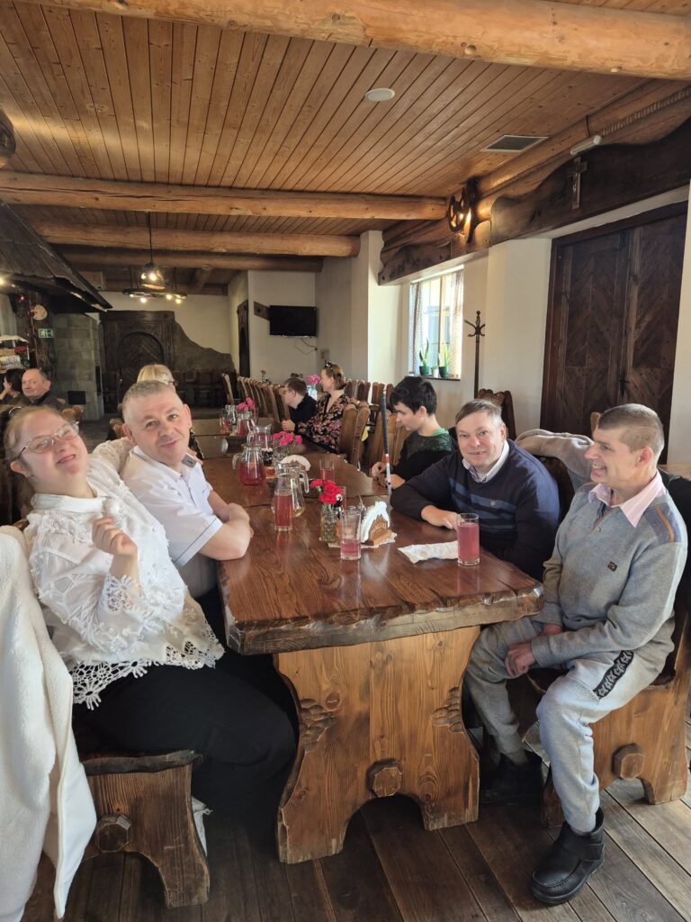 Podopieczni czekają na obiad w restauracji