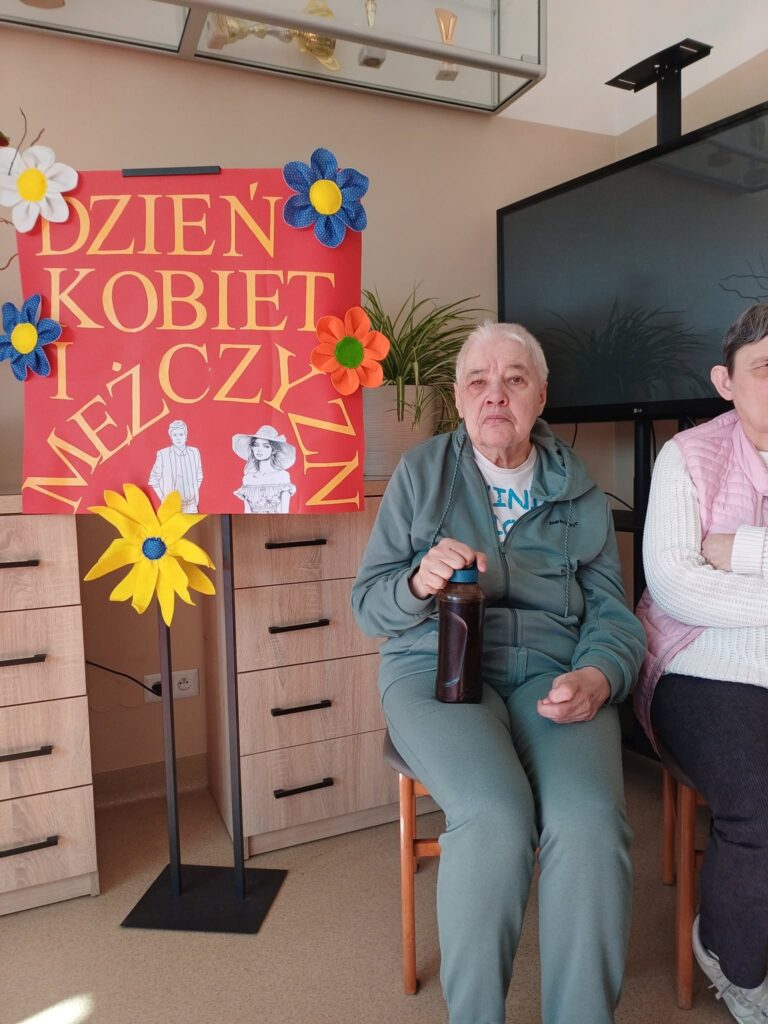 Podopieczni uczestniczą w pokazie mody