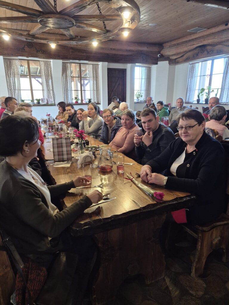 Podopieczni czekają na obiad w restauracji