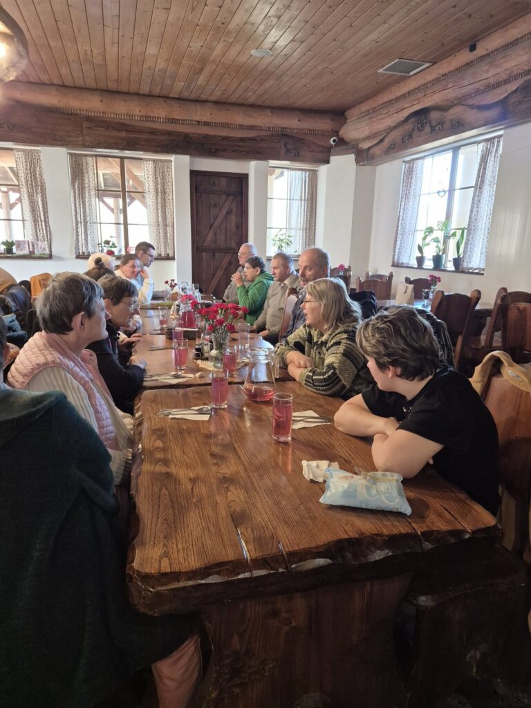 Podopieczni czekają na obiad w restauracji