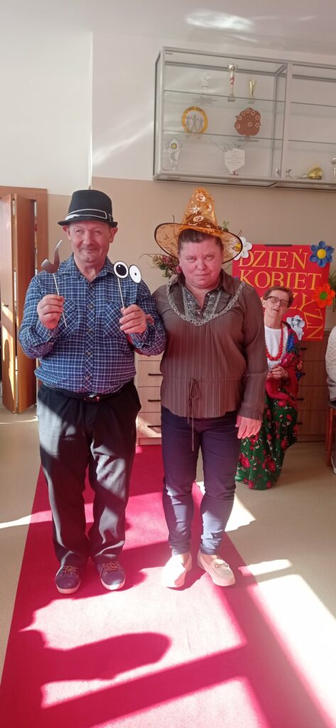 Podopieczni uczestniczą w pokazie mody