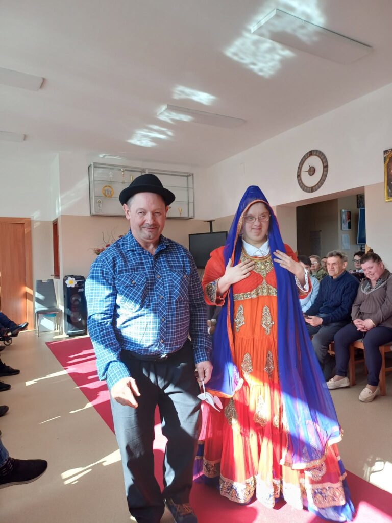 Podopieczni uczestniczą w pokazie mody