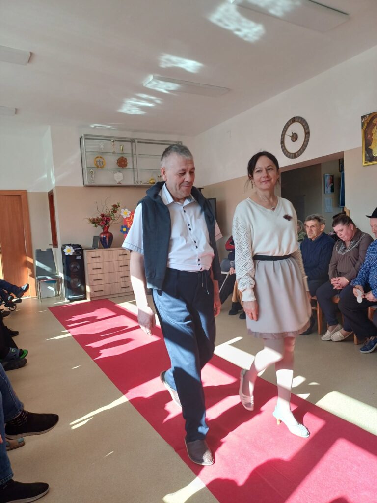 Podopieczni uczestniczą w pokazie mody