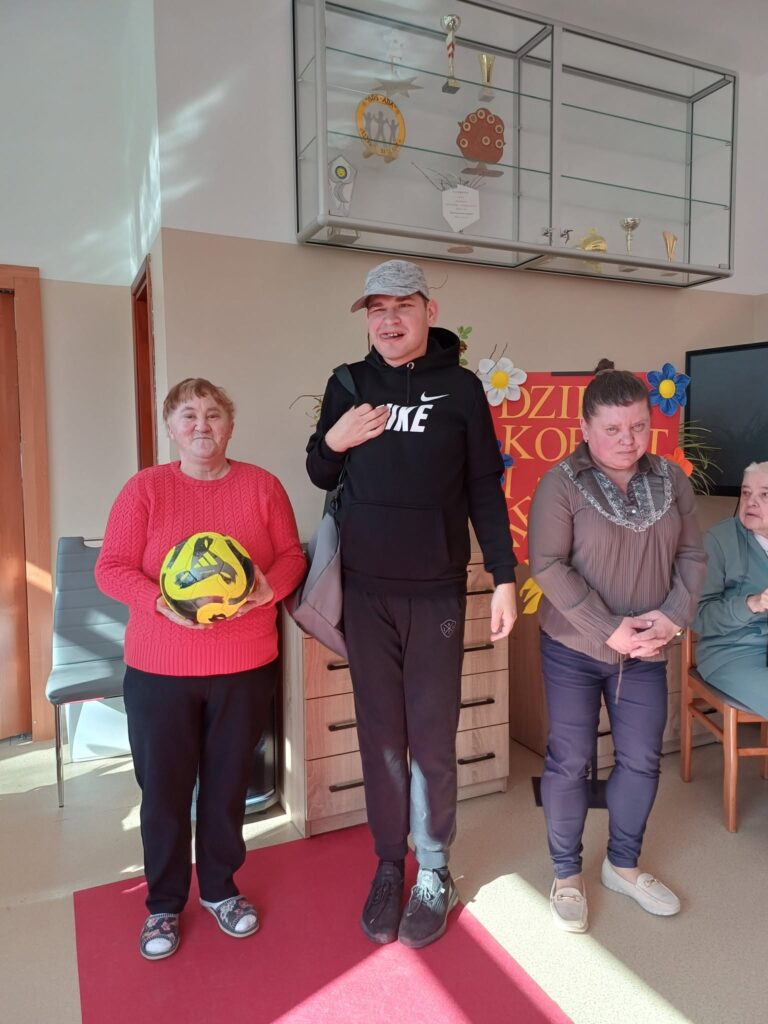 Podopieczni uczestniczą w pokazie mody