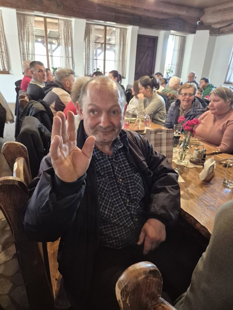 Podopieczni czekają na obiad w restauracji