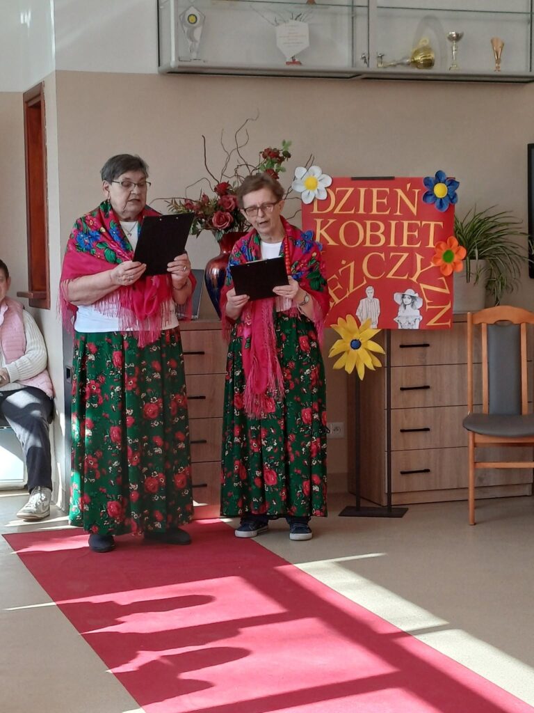 podopieczne w strojach góralskich śpiewają piosenkę