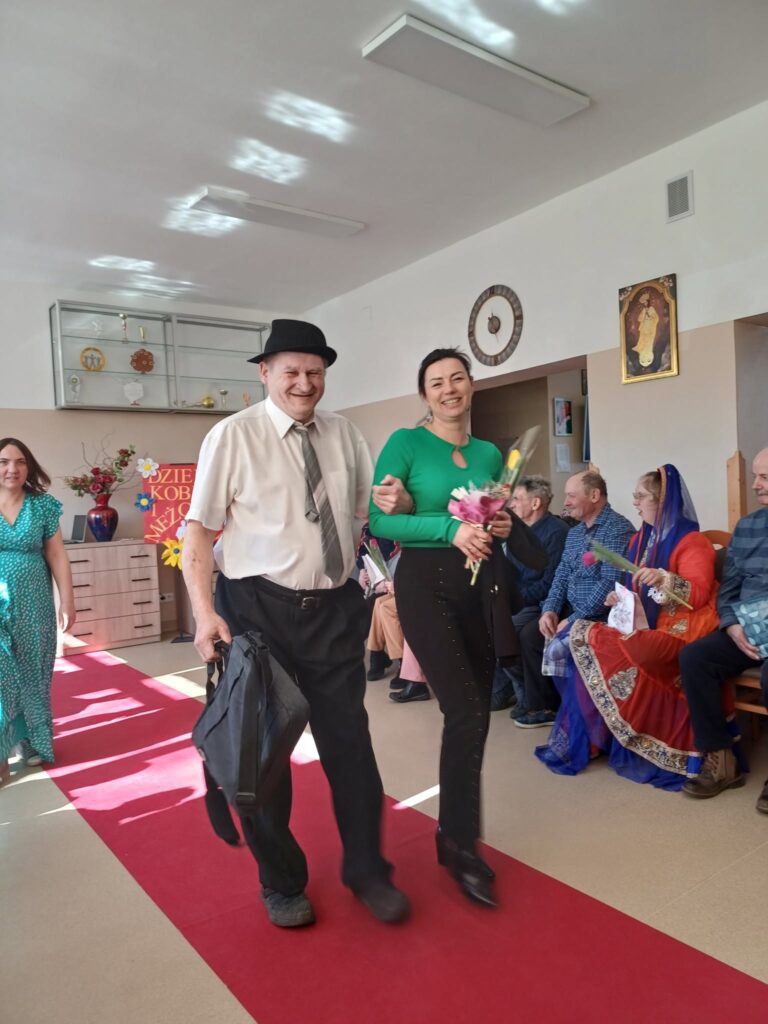 Podopieczny w towarzystwie pani Dyrektor spaceruje po czerwonym dywanie
