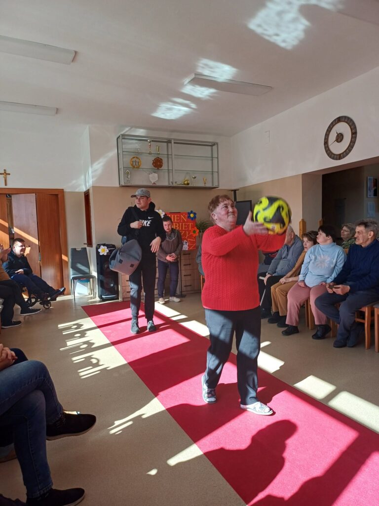 Podopieczni uczestniczą w pokazie mody