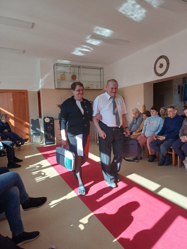 Podopieczni uczestniczą w pokazie mody