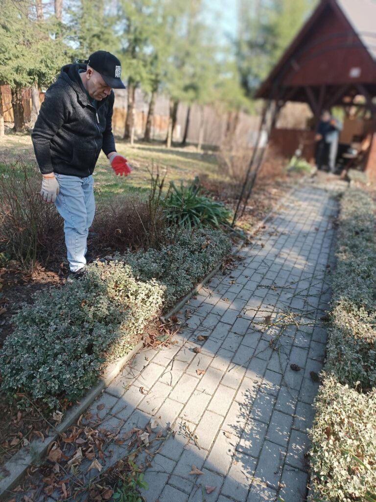 Podopieczny pielęgnuje ogród