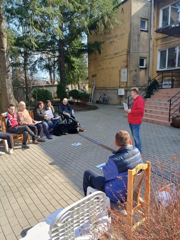 Podopieczni biorą udział w zajęciach edukacyjnych dotyczących hodowli psów