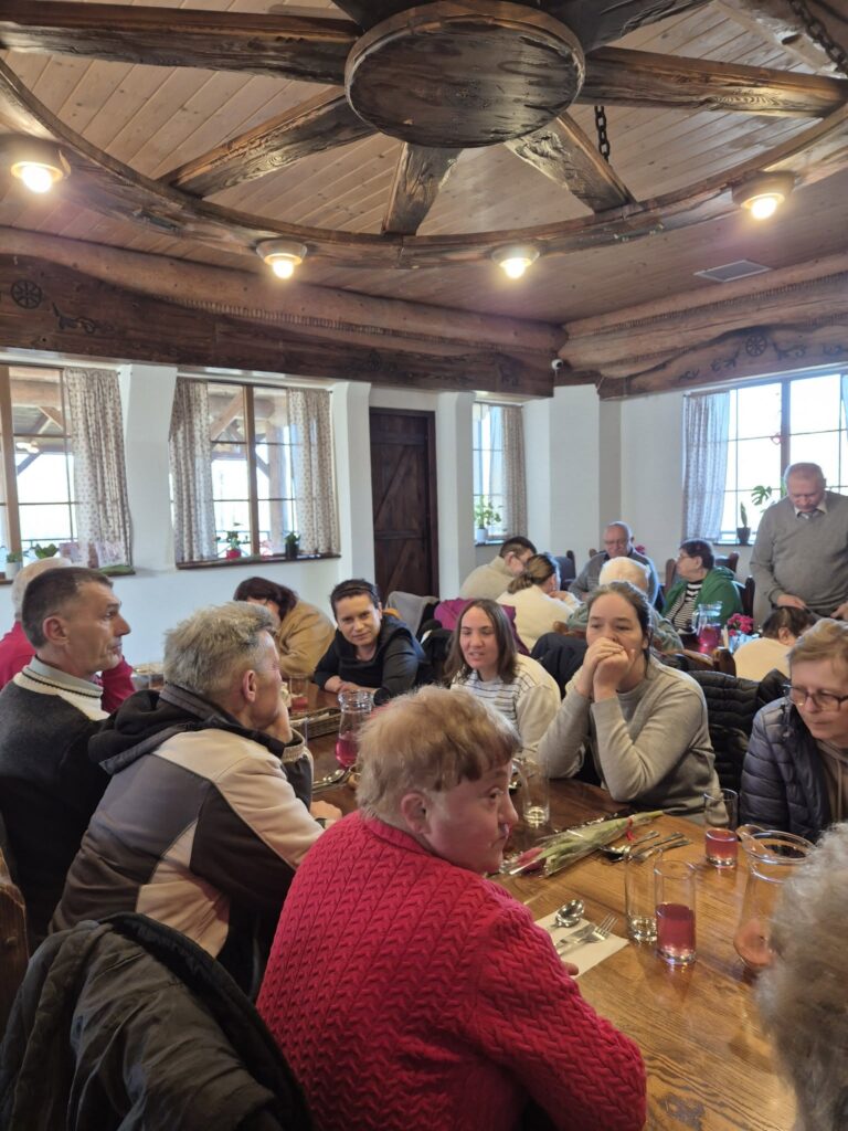Podopieczni czekają na obiad w restauracji
